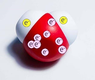 Model of a water molecule with 1 electron displayed on each hydrogen atom and 8 electrons on the oxygen atom.